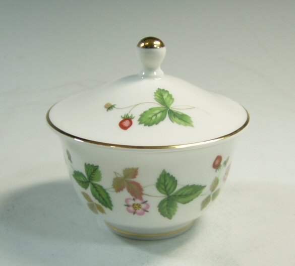 ウエッジウッドWedgwood ワイルドストロベリー オリエンタルティーカップ蓋つき＆ラウンドトレイ１２ｃｍ